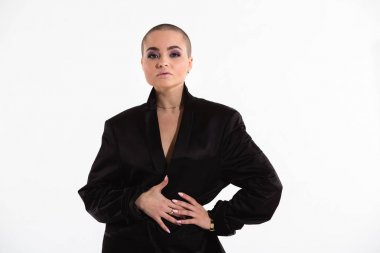 Kendine güvenen modeli siyah gömlekli