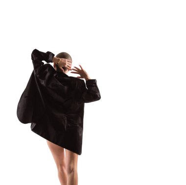 Kendine güvenen modeli siyah gömlekli