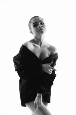 Kendine güvenen modeli siyah gömlekli