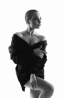 Kendine güvenen modeli siyah gömlekli