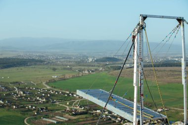 Bir ip ile bir uçurumdan atlama ip için çıkın. Ropejumping.