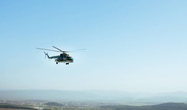 Köyün uçan bir askeri helikopter