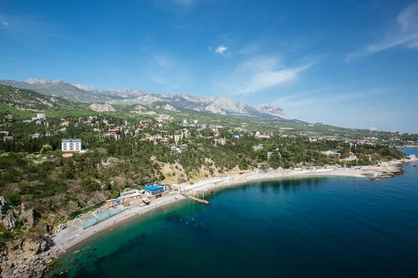 Vista da una roccia su una spiaggia cittadina — Foto Stock