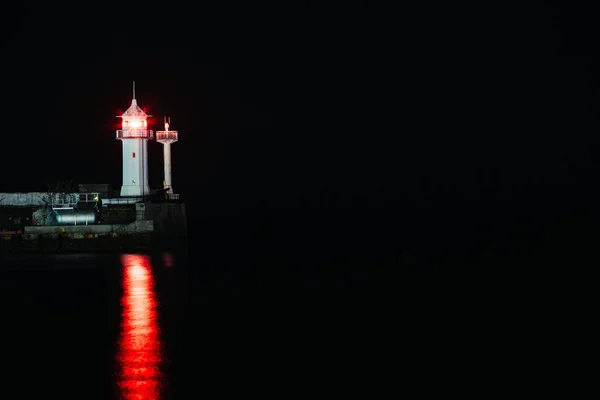 Crimea Leuchtfeuer im Yalta Hafen, Leuchtturm Nacht Meer Hintergrund — Stockfoto