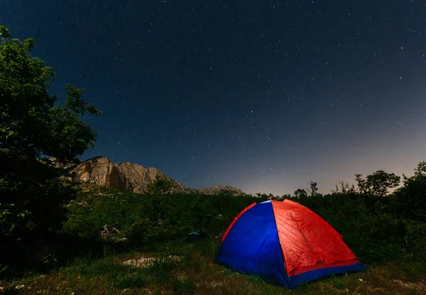 Vue de nuit avec la tente, les arbres, la montagne et les étoiles — Photo