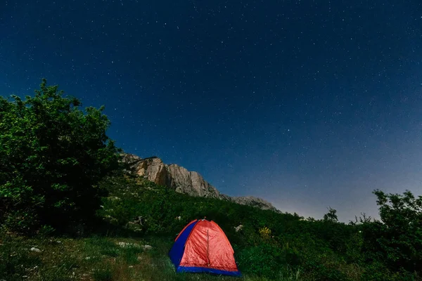 Vue de nuit avec la tente, les arbres, la montagne et les étoiles — Photo