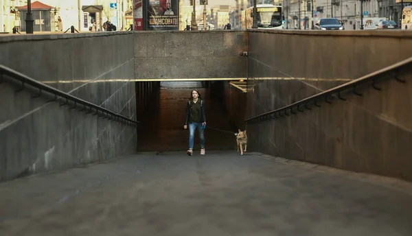Jeune femme avec chien à l'entrée de la station de métro — Photo
