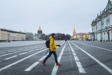 Sarı ceketli genç adam yolda yürüyordu. Şehrin merkezindeki boş dvortsovaya meydanı