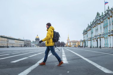 Sarı ceketli genç adam yolda yürüyordu. Şehrin merkezindeki boş dvortsovaya meydanı