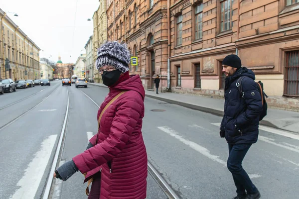 Sidovy Ung Kvinna Mask Och Man Korsar Vägen Tomma Gator — Stockfoto