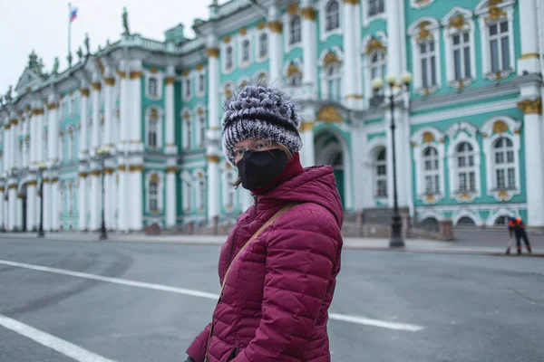 Bilde Ung Kvinne Svart Maske Som Ser Inn Kameraet Tomt – stockfoto