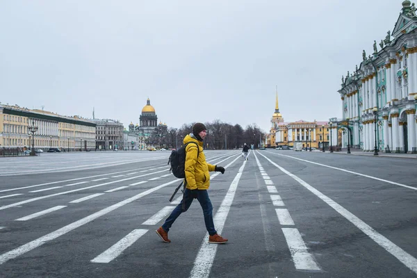 Sarı ceketli genç adam yolda yürüyordu. Şehrin merkezindeki boş dvortsovaya meydanı