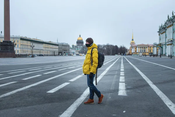 Sarı ceketli genç adam yolda yürüyordu. Şehrin merkezindeki boş dvortsovaya meydanı