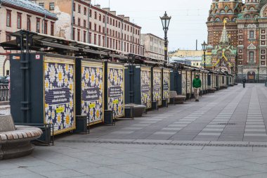 Saint-petersburg, Rusya - 31 Mart 2020: Kentin merkezindeki boş sokaklar, izolasyonun birinci gününde.