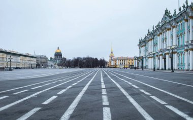 Saint-petersburg, Rusya - 31 Mart 2020: Kendini izolasyonun ilk gününde boş dvortsovaya meydanı.