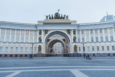 Saint-petersburg, Rusya - 31 Mart 2020: Kentin merkezindeki Genelkurmay boş kemer.