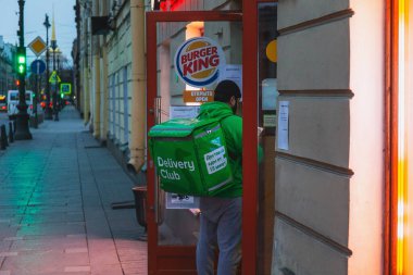 Saint-petersburg, Rusya - 31 Mart 2020: Kurye şehrin ana caddesi boyunca yürüyor.