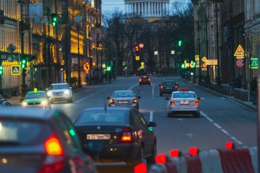 Saint-petersburg, Rusya - 31 Mart 2020: Alacakaranlıktaki yalnızlığın birinci gününde boş şehir.