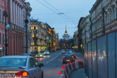 Saint-petersburg, Rusya - 31 Mart 2020: Alacakaranlıktaki yalnızlığın birinci gününde boş şehir.