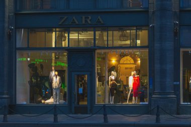 Saint-petersburg, Rusya - 31 Mart 2020: Kapalı dükkan, boş alışveriş merkezi Zara. Coronavirus Quarantin 'in ilk günü