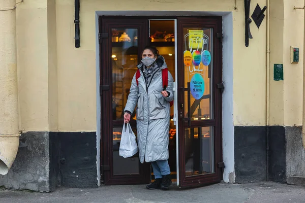 Saint Petersburg Russia March 2020 Woman Mask Coming Out Bakery — Stock Photo, Image