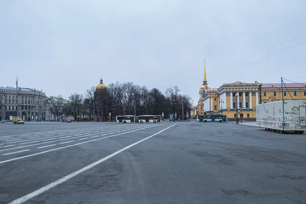 ロシアのサンクトペテルブルク 2020年3月31日 自己分離の1日目に空のDvortsovaya広場 — ストック写真