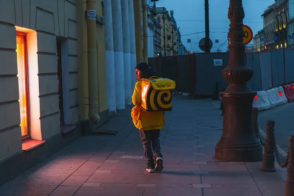 Saint Petersburg Rússia Março 2020 Mensageiro Está Caminhando Pela Rua — Fotografia de Stock