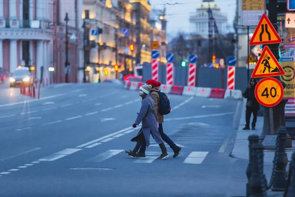 Saint Petersburg Russia Marzo 2020 Uomo Donna Maschera Mentre Attraversano — Foto Stock