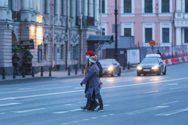 Saint Petersburg Rusia Marzo 2020 Hombre Mujer Enmascarados Mientras Cruzan — Foto de Stock