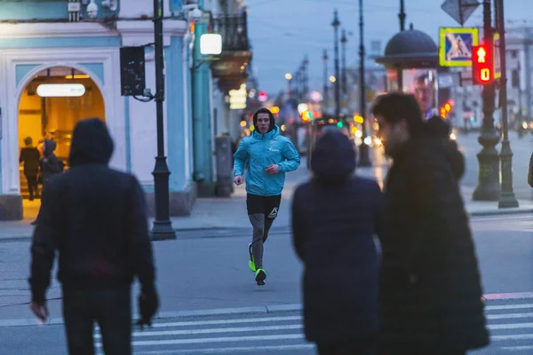 Saint Petersburg Rosja Marca 2020 Epidemia Covid Człowiek Biegający Mieście — Zdjęcie stockowe