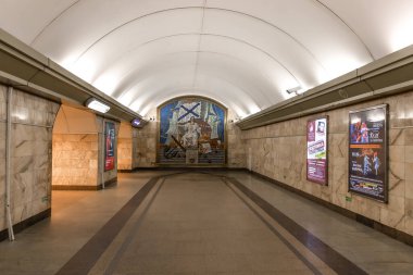 Saint-petersburg, Rusya - 04 Nisan 2020: Amiralteyskaya metro istasyonunun yan görüntüsü. Boş bir yürüyen merdiven oval ışık tünelinde hareket ediyor. Şehir karantinasının ilk haftası