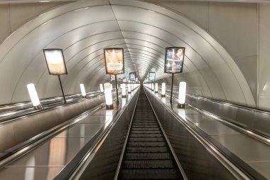 Saint-petersburg, Rusya - 04 Nisan 2020: oval ışık tünelinde boş bir yürüyen merdiven hareket ediyor. Şehir karantinasının ilk haftası