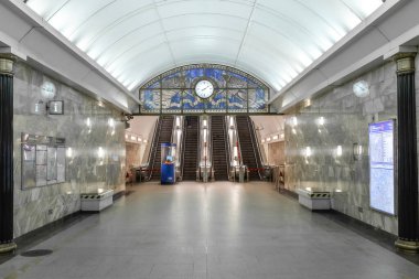 Saint-petersburg, Rusya - 04 Nisan 2020: Amiralteyskaya metro istasyonunun yan görüntüsü. Boş bir yürüyen merdiven oval ışık tünelinde hareket ediyor. Şehir karantinasının ilk haftası