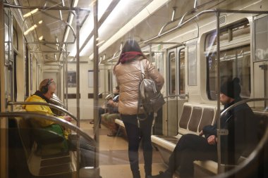 Saint-petersburg, Rusya - 04 Nisan 2020: metrodaki insanlar. Yeni Coronavirus COVID-19. Salgın veya salgın sırasında sağlık hizmeti kavramı