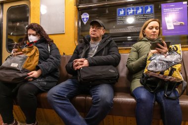 Saint-petersburg, Rusya - 04 Nisan 2020: metrodaki insanlar. Yeni Coronavirus COVID-19. Salgın veya salgın sırasında sağlık hizmeti kavramı