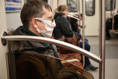 Saint-petersburg, Rusya - 04 Nisan 2020: Metrodaki maskeli adamın portresi. Yeni Coronavirus COVID-19. Salgın veya salgın sırasında sağlık hizmeti kavramı