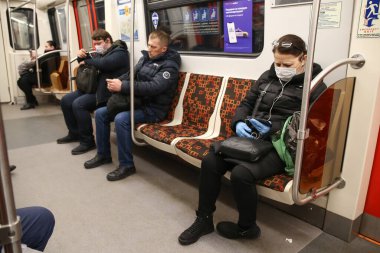 Saint-petersburg, Rusya - 04 Nisan 2020: metrodaki insanlar. Yeni Coronavirus COVID-19. Salgın veya salgın sırasında sağlık hizmeti kavramı