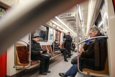 Saint-petersburg, Rusya - 04 Nisan 2020: metrodaki insanlar. Yeni Coronavirus COVID-19. Salgın veya salgın sırasında sağlık hizmeti kavramı