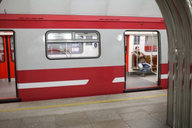 Saint-petersburg, Rusya - 04 Nisan 2020: Kendini izole ettiğin süre boyunca yan manzara kırmızı boş metro vagonu. Trenin içinde biri var.