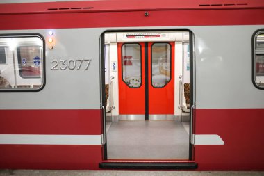Saint-petersburg, Rusya - 04 Nisan 2020: Kendini izole etme döneminde kırmızı boş modern metro vagonu.