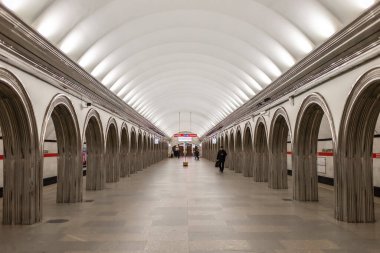 Saint-petersburg, Rusya - 04 Nisan 2020: Admiralteyskaya metro istasyonunun yan görüntüsü. Çok az kişi girebilir. Şehir karantinasının ilk haftası