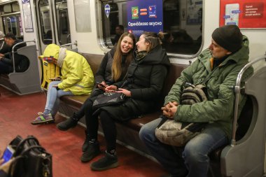 Saint-petersburg, Rusya - 04 Nisan 2020: metrodaki insanlar. Genç kızlar güler. Yeni Coronavirus COVID-19. Salgın veya salgın sırasında sağlık hizmeti kavramı