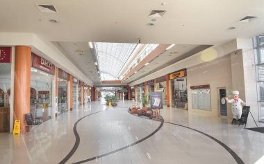 Saint-petersburg, Rusya - 4 Nisan 2020: Kapalı bir AVM Atlantik şehrinin içeriden manzarası. Coronavirüs COVID-19 salgını yüzünden insanlar evde kalıyor..