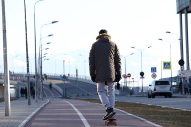 Saint-petersburg, Rusya - 4 Nisan 2020: Kaykaylı bir adamın arka görünüşü