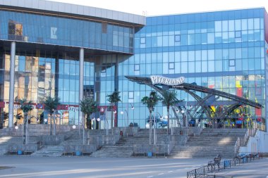 Saint-petersburg, Rusya - 4 Nisan 2020: boş Peterland alışveriş merkezinin yan görünüşü. Coronavirüs COVID-19 salgını yüzünden insanlar evde kalıyor..