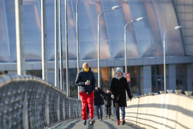 Saint-petersburg, Rusya - 4 Nisan 2020: Yat köprüsünde köpeklerle yürüyen genç bir çift
