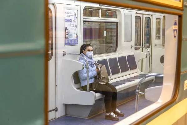 Saint-petersburg, Rusya - 04 Nisan 2020: Kendini izole ettiğin süre boyunca yan manzara mavi metro vagonu. Trenin içinde biri var.