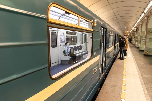 Saint Petersburg Ryssland April 2020 Sidovy Över Admiralteyskaya Tunnelbanestation Tåget — Stockfoto