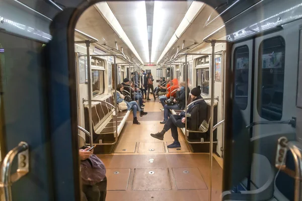 Saint Petersburg Rússia Abril 2020 Pessoas Metrô Novo Coronavírus Covid — Fotografia de Stock