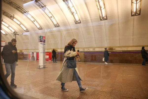 Saint Petersburg Ryssland April 2020 Personer Tunnelbanestationen Första Veckan Karantän — Stockfoto